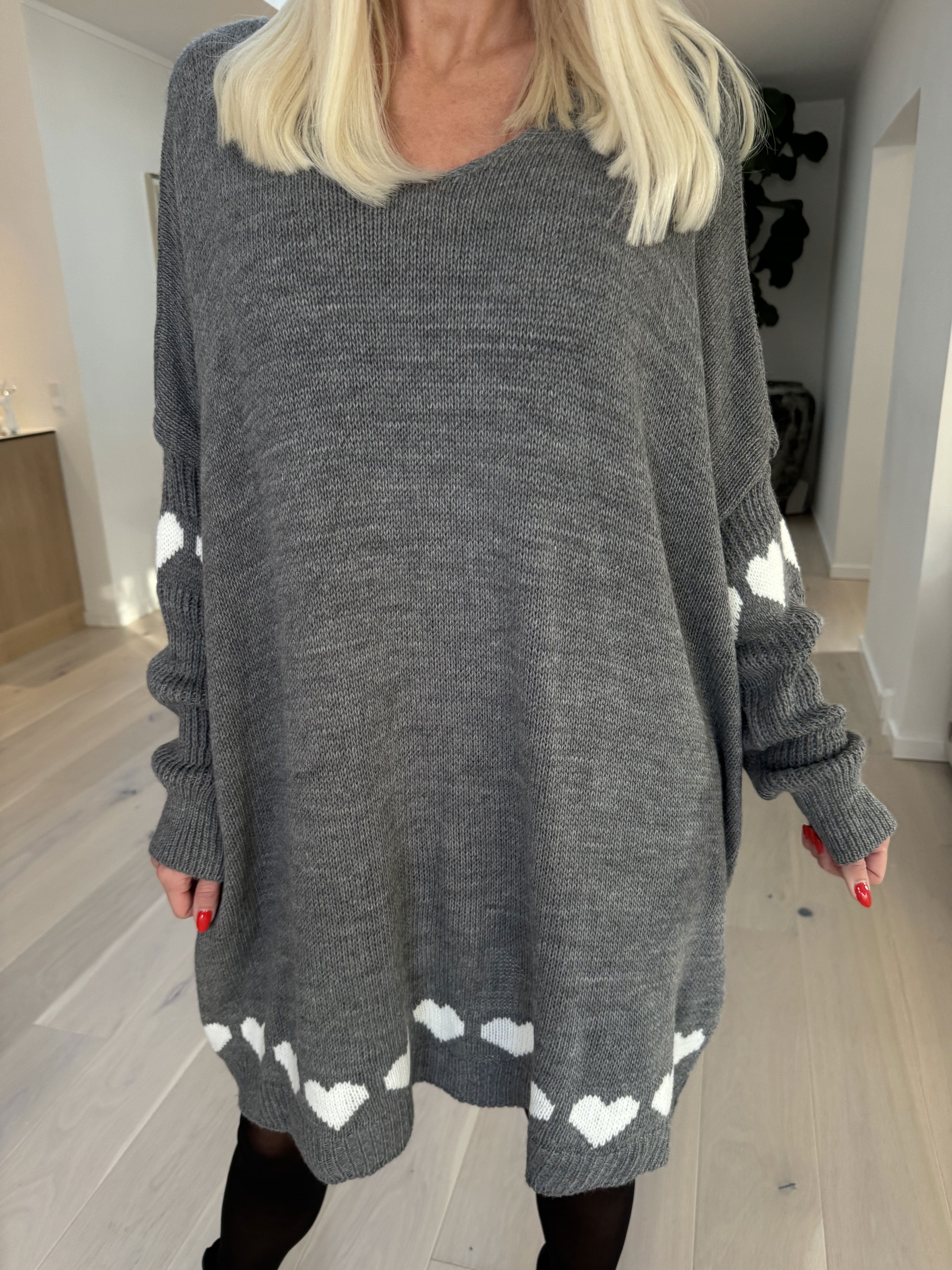 Katerina - Strikkjole med søde hjertedetaljer